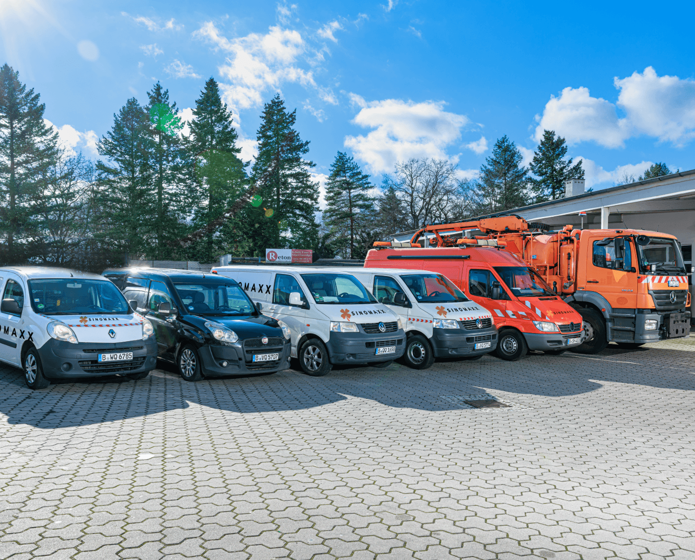 Spülfahrzeug und Equipment im Einsatz am Objekt