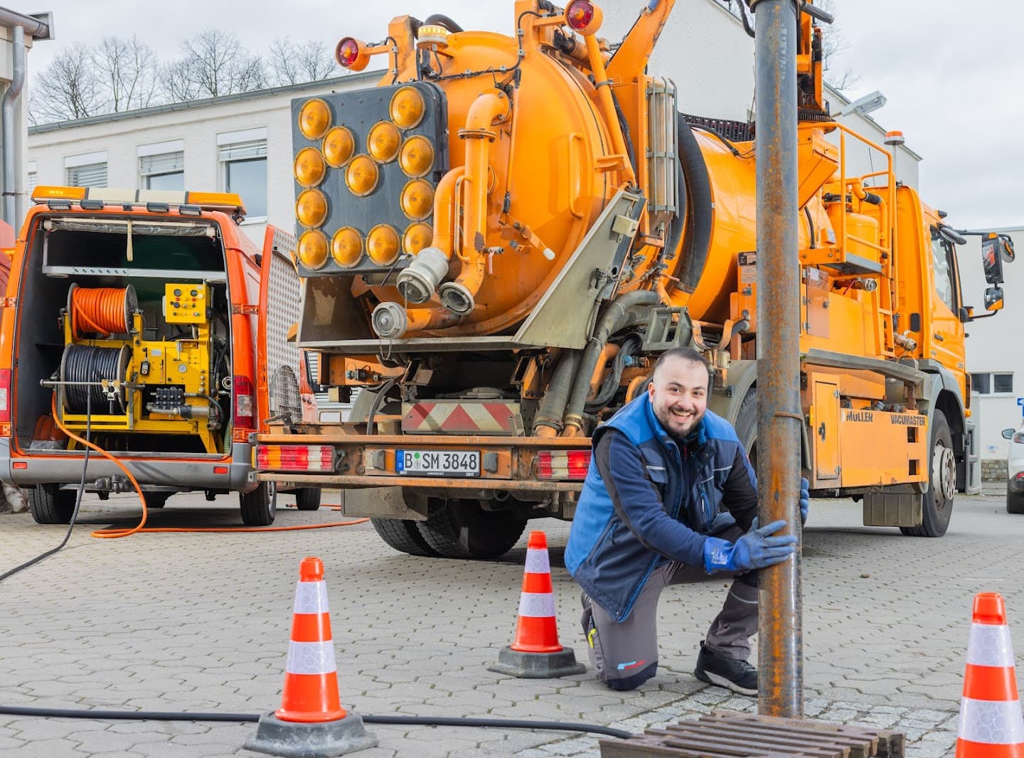Saugwagen bei der Grubenentleerung im Einsatz